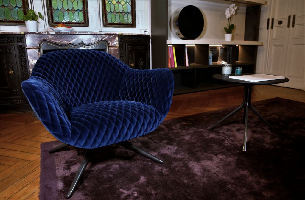 Poliform by M-ADE Toulouse fauteuil et tapis dans le salon du showroom