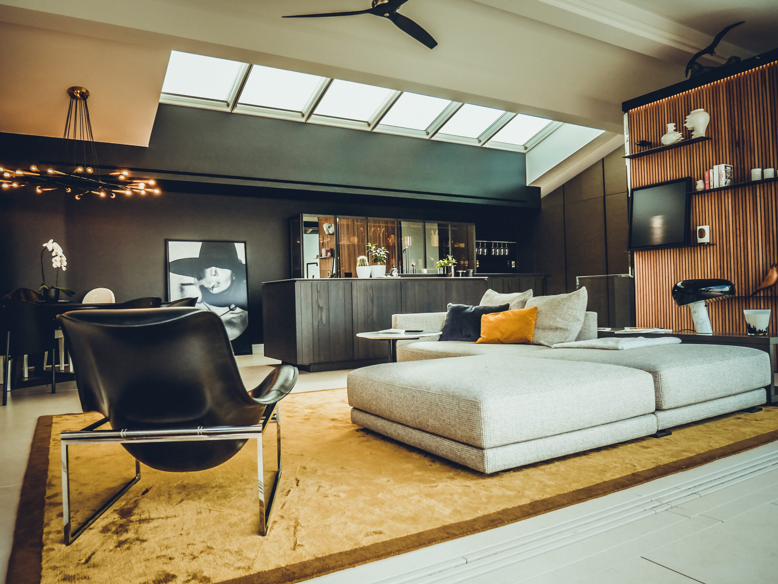 Salon réalisé par Poliform by M-ADE Toulouse, avec canapé, tapis et fauteuil dans une maison Toulousaine